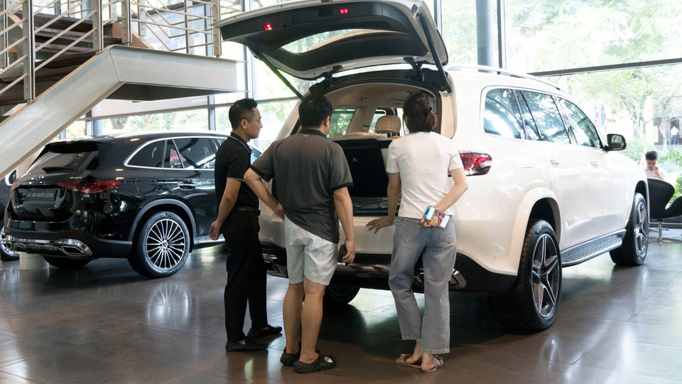 Phòng trưng bày xe tại showroom Mercedes Miền Bắc