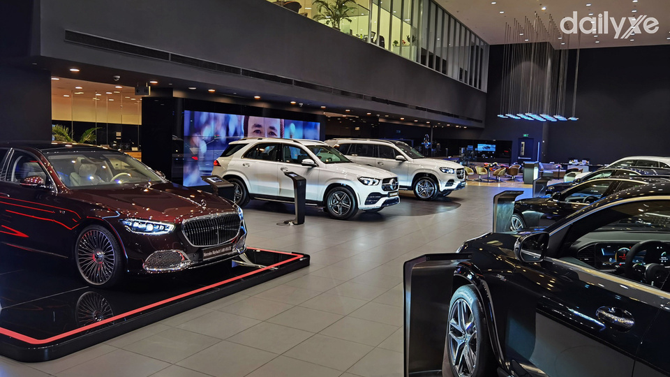 Phòng trưng bày xe tại showroom Mercedes Miền Nam