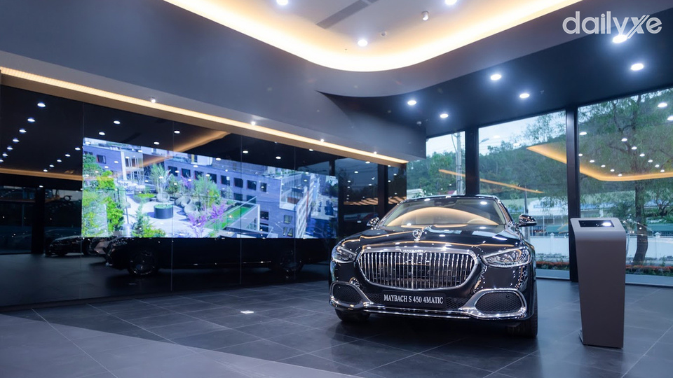 Phòng trưng bày xe của đại lý Mercedes Khánh Hòa