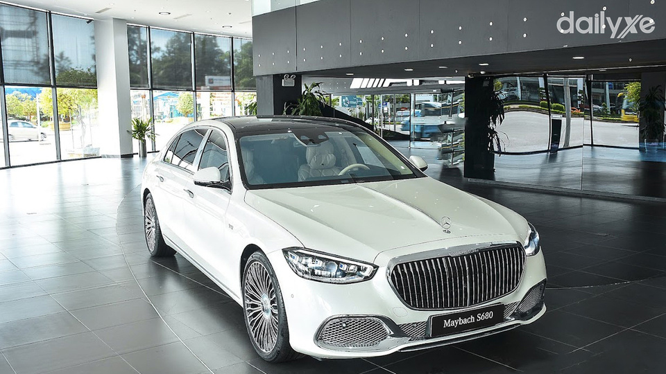 Phòng trưng bày xe tại showroom Mercedes Vinh