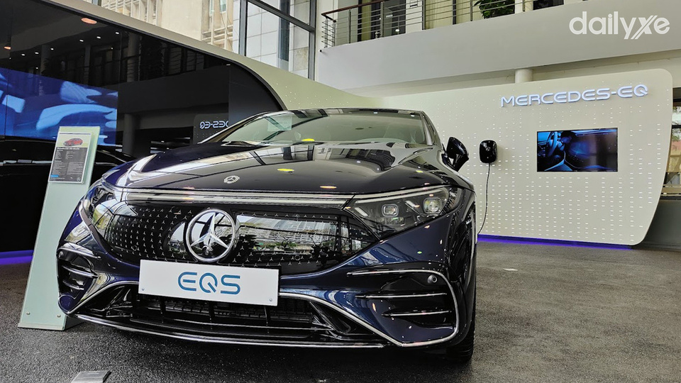 Khu vực trưng bày xe tại showroom Mercedes Long Biên