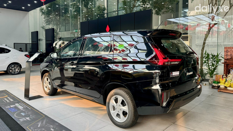 Phòng trưng bày xe của showroom Mitsubishi An Dân