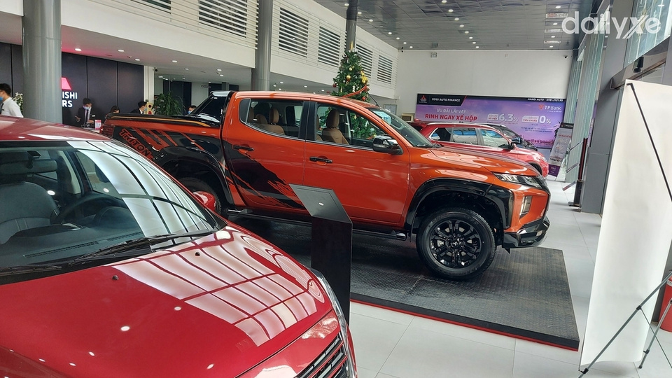 Phòng trưng bày xe của showroom Mitsubishi Cầu Diễn