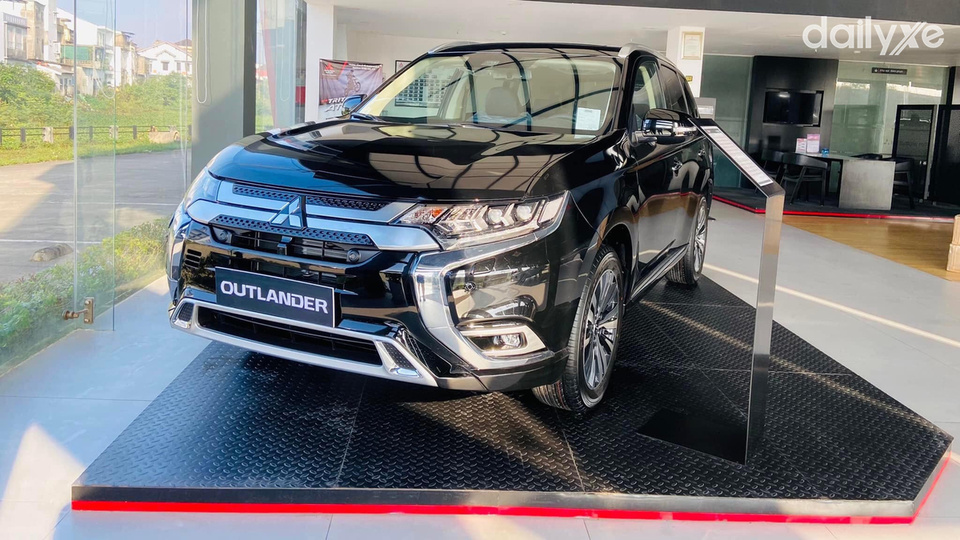 Phòng trưng bày xe của showroom Mitsubishi Quảng Ngãi