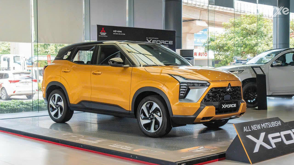 Phòng trưng bày xe của showroom Mitsubishi Tân Sơn Nhất