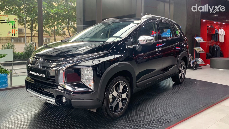 Phòng trưng bày xe của showroom Mitsubishi Tôn Thất Tùng