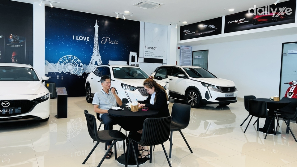 Phòng trưng bày xe của showroom Peugeot Nha Trang
