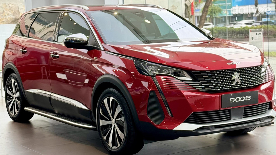 Phòng trưng bày xe của showroom Peugeot Trần Khát Chân
