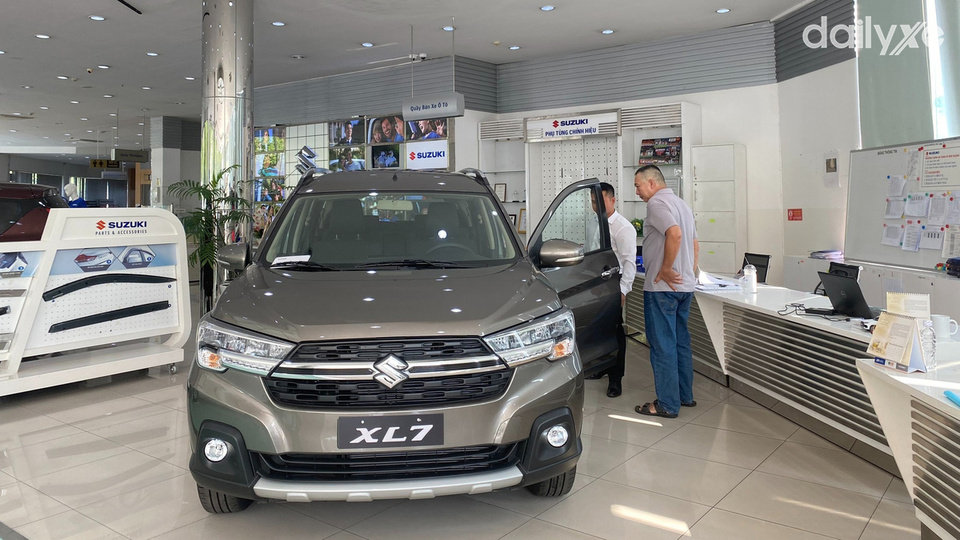 Phòng trưng bày xe của showroom Suzuki World Phổ Quang