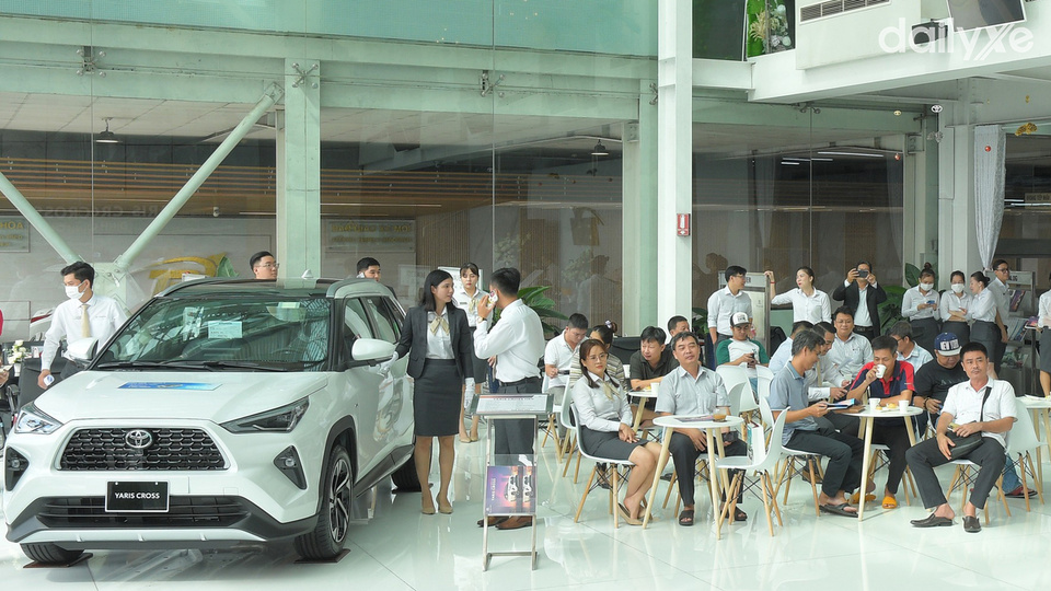 Phòng trưng bày xe tại showroom Toyota Biên Hòa