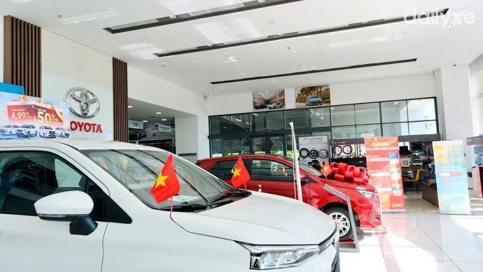Phòng trưng bày xe của đại lý Toyota Hưng Yên