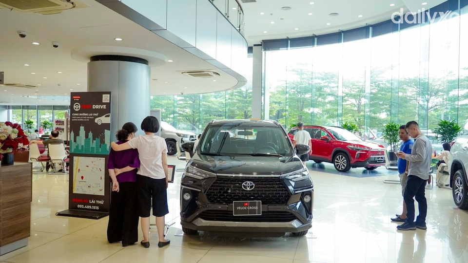Phòng trưng bày xe của showroom Toyota Mỹ Đình