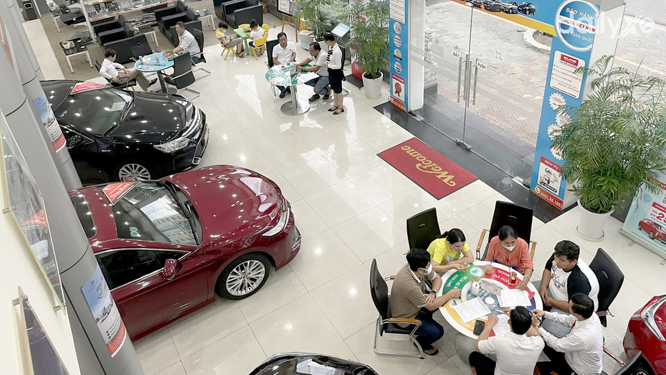 Phòng trưng bày xe tại Toyota Nguyễn Văn Lượng