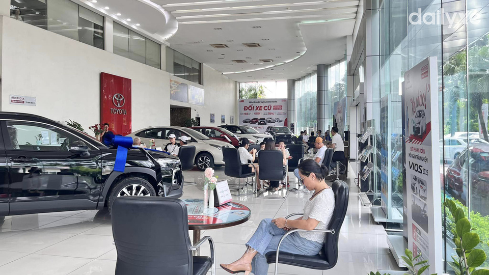 Phòng trưng bày xe của showroom Toyota Pháp Vân
