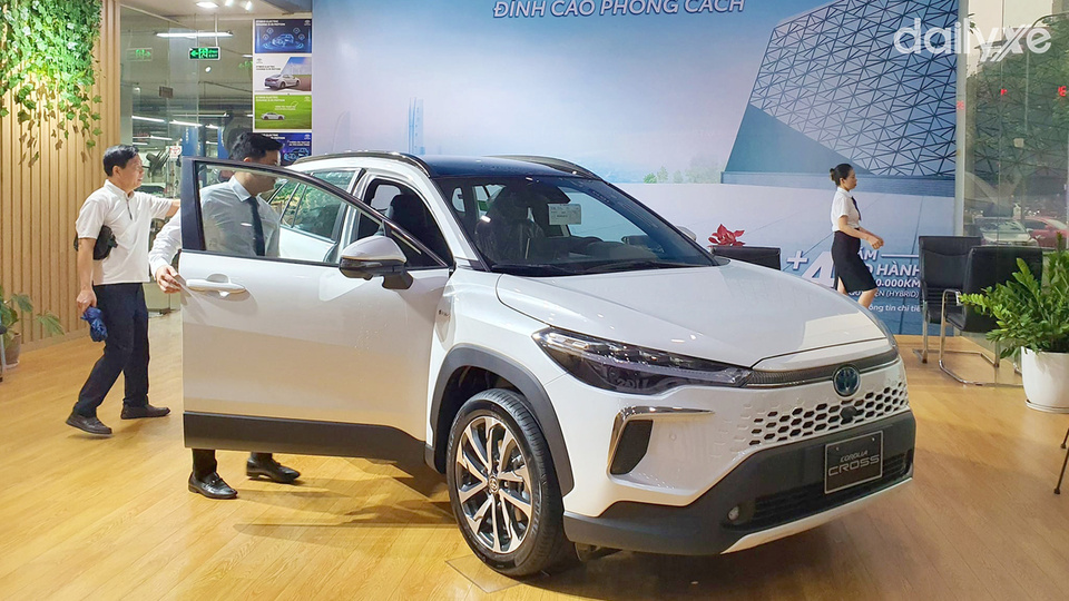 Phòng trưng bày xe của showroom Toyota Thăng Long