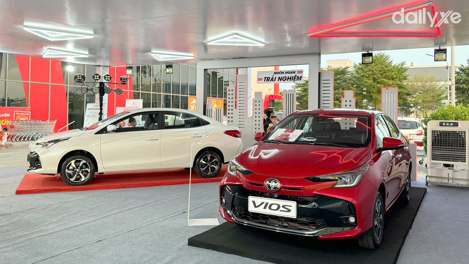 Phòng trưng bày xe của showroom Toyota Vinh