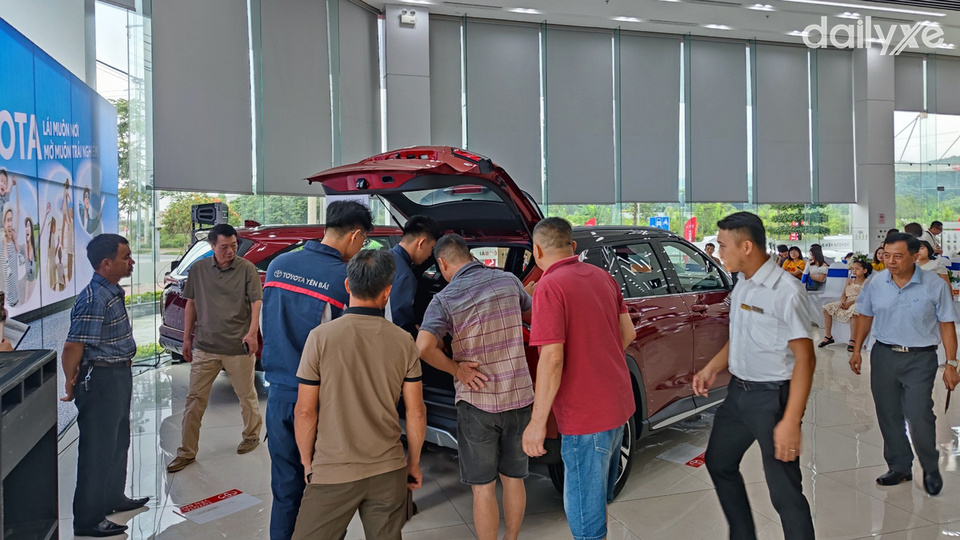 Phòng trưng bày xe của đại lý Toyota Yên Bái
