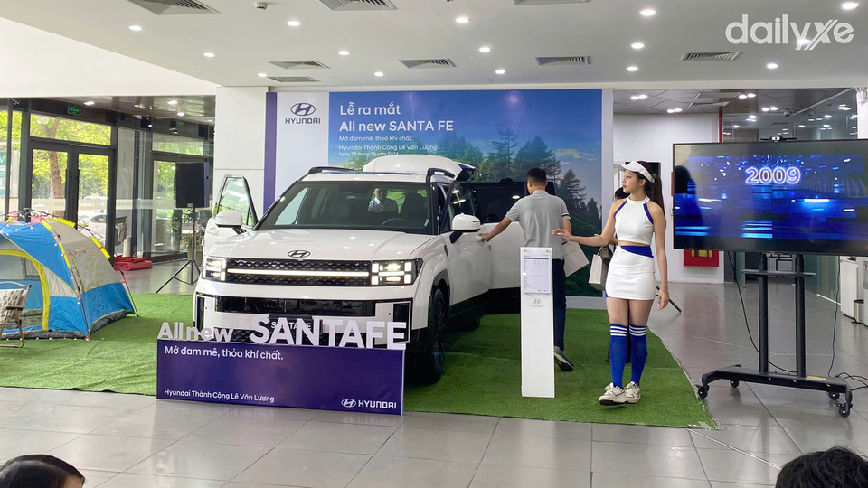 Phòng trưng bày xe của showroom Hyundai Lê Văn Lương