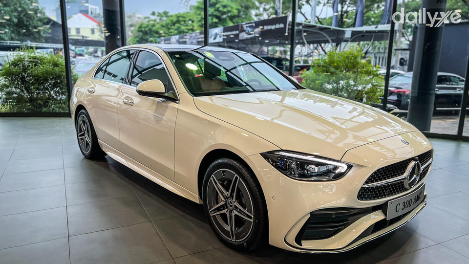 Phòng trưng bày xe của showroom Mercedes Miền Trung