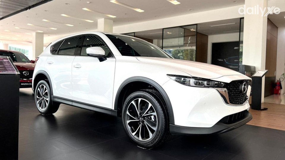 Phòng trưng bày xe của đại lý Mazda Hòa Bình