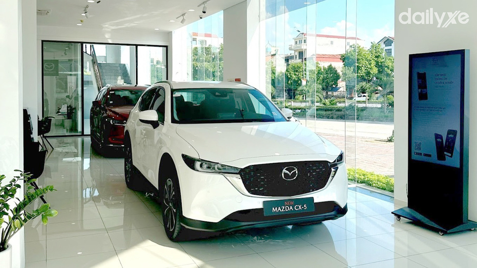 Phòng trưng bày xe tại đại lý Mazda Hưng Yên