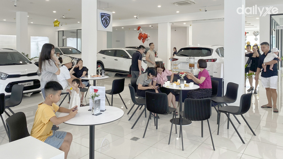 Showroom Mazda Phối Nối