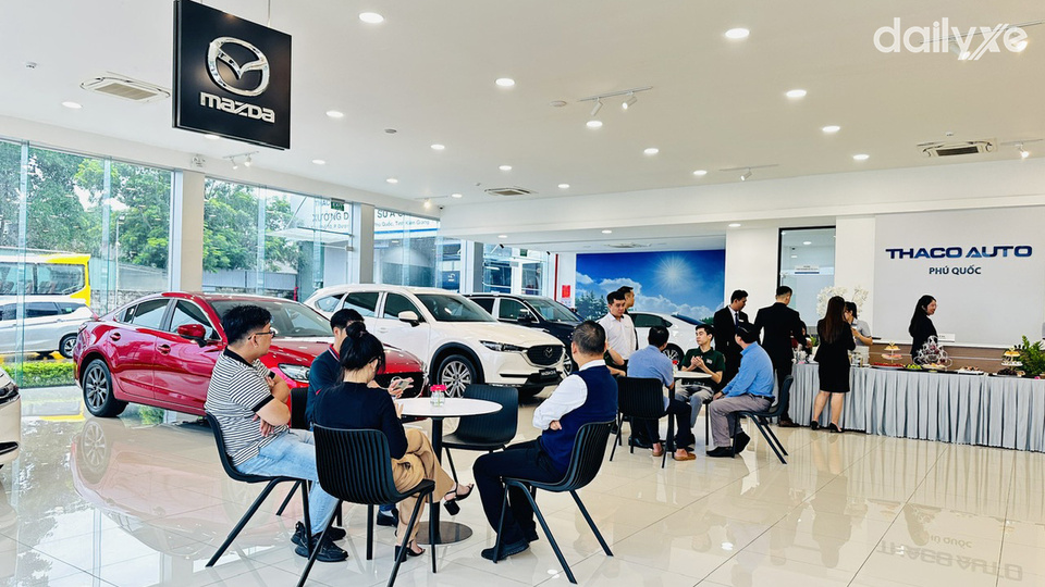 Phòng trưng bày khang trang tại showroom Mazda Phú Quốc