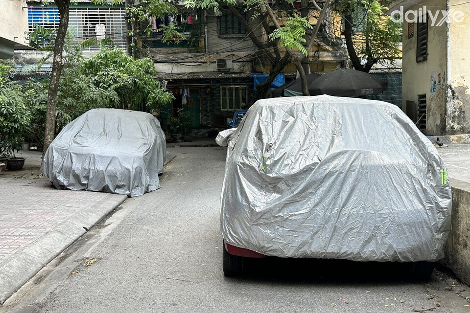 Bạt che là phụ kiện ô tô cần thiết khi phải đỗ xe ngoài trời