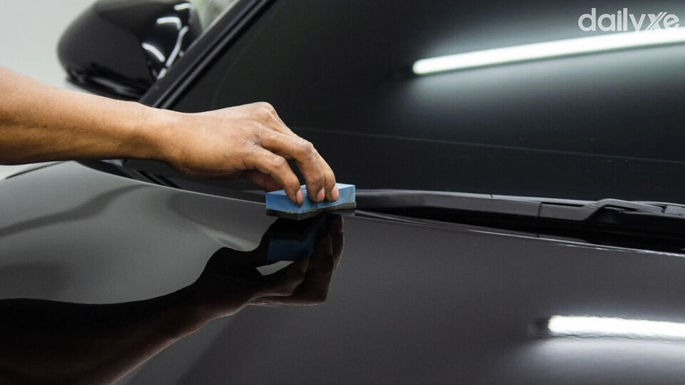 Thực hiện phủ nano lên bề mặt sơn xe
