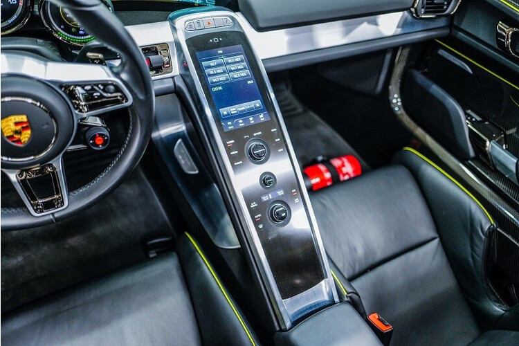 Porsche 918 Spyder lăn bánh xấp xỉ 1.600 km được rao bán với mức giá “khủng” porsche 918 spyder lan banh xap xi 1.600 km duoc rao ban voi muc gia “khung”