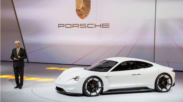 Porsche Mission E bản thương mại có thể mang tên Taycan - Hình 1