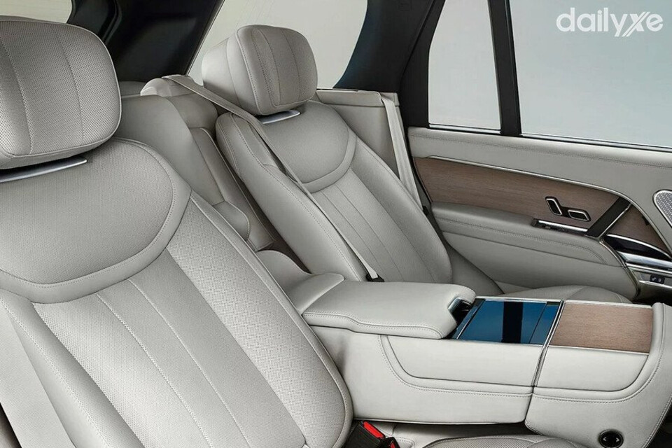 Hàng ghế 2 thiết kế rộng rãi kết hợp bọc da cao cấp