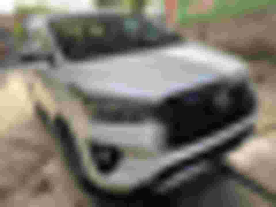 rao ban 2 thang khong “troi”, toyota innova xuong gia ngo ngang