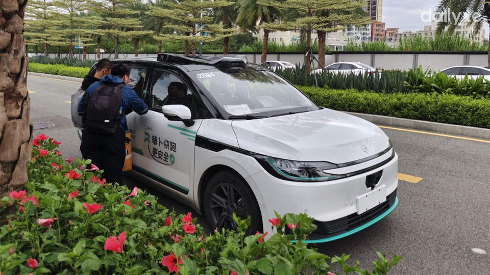 Khách hàng đặt xe robotaxi