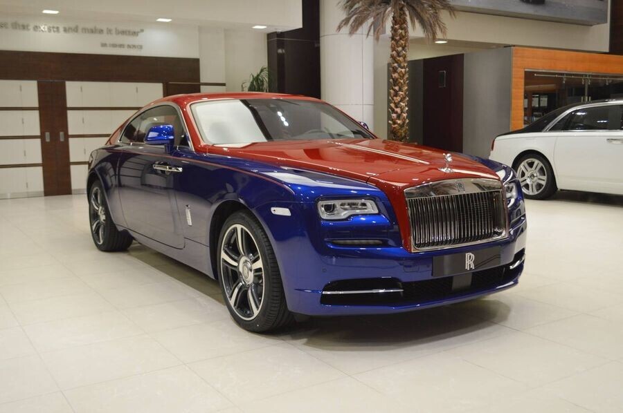 Rolls-Royce Wraith đột nhiên xuất hiện với cấu hình đỏ - xanh “vừa lạ vừa hay” - Hình 1