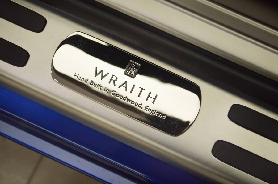Rolls-Royce Wraith đột nhiên xuất hiện với cấu hình đỏ - xanh “vừa lạ vừa hay” - Hình 7
