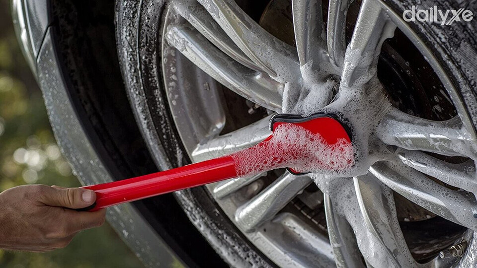 Rửa bụi bẩn như mâm xe, bánh xe, hốc bánh