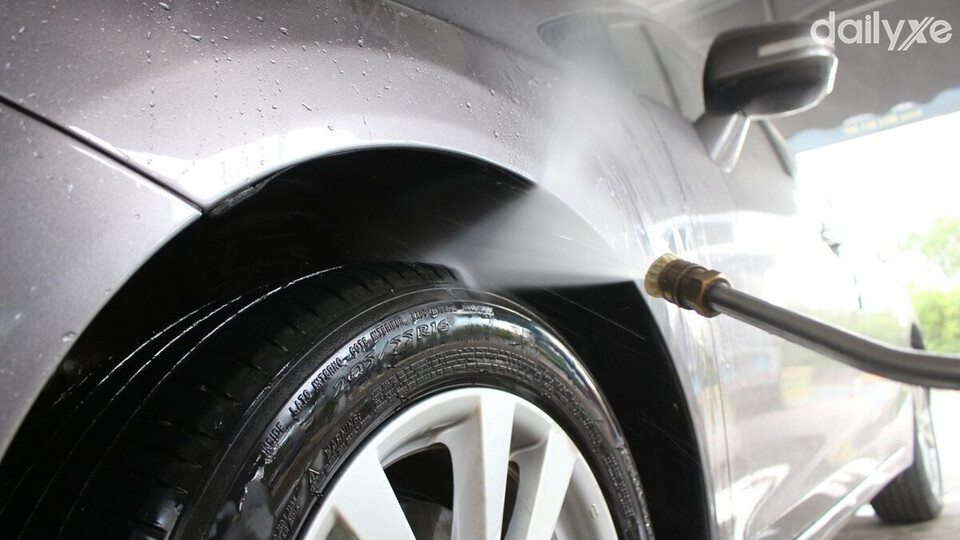 Sử dụng vòi xịt áp lực cao phun xịt lên toàn bộ thân xe