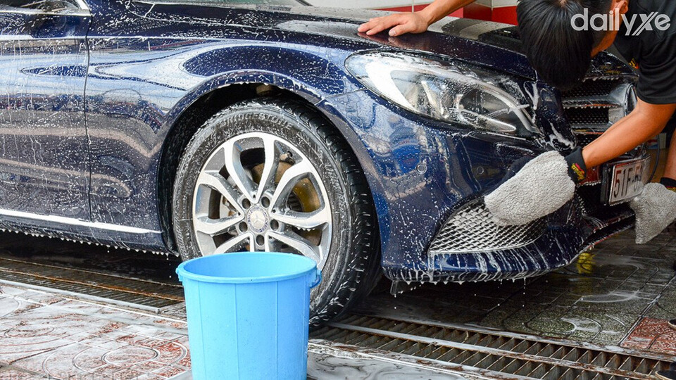 uyệt đối không nên rửa xe khi động cơ còn nóng