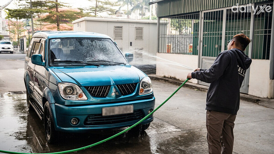 Chuẩn bị đầy đủ nước khi tự rửa xe ô tô tại nhà