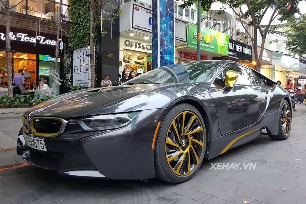 Sài Gòn: Bắt Gặp Bmw I8 Trang Trí Decal Màu Vàng Crome Lạ Mắt