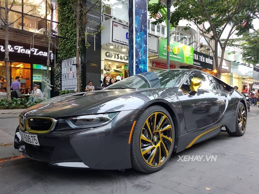 Sài Gòn: Bắt Gặp Bmw I8 Trang Trí Decal Màu Vàng Crome Lạ Mắt