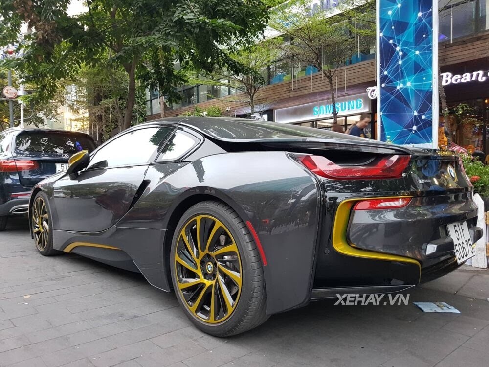 Sài Gòn: Bắt Gặp Bmw I8 Trang Trí Decal Màu Vàng Crome Lạ Mắt