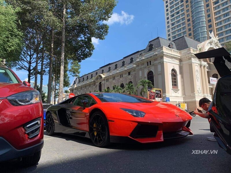 Sài Gòn: Cận cảnh Lamborghini Aventador nhuộm ombre đỏ - đen toàn thân của  hội trưởng Evo Team