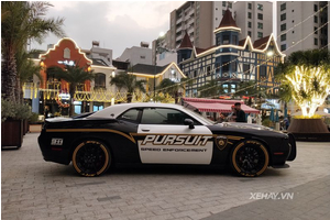 Sài Gòn: Dodge Challenger SRT-8 Hellcat bất ngờ tái xuất với bộ áo phong cách cảnh sát Mỹ