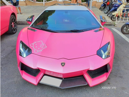 Sài Gòn: Lamborghini Aventador và Rolls-Royce Ghost khuấy động cả con đường  với tông hồng rực rỡ