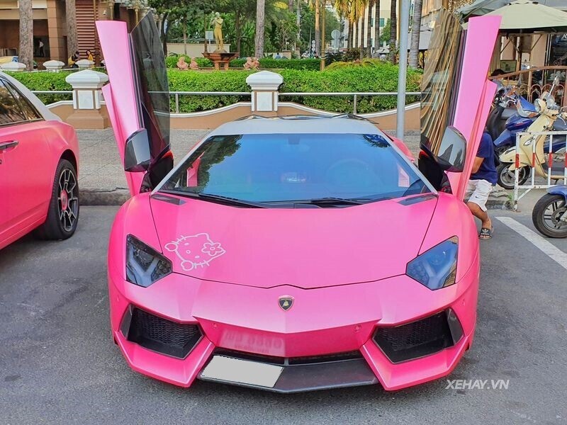 Sài Gòn: Lamborghini Aventador và Rolls-Royce Ghost khuấy động cả con đường  với tông hồng rực rỡ