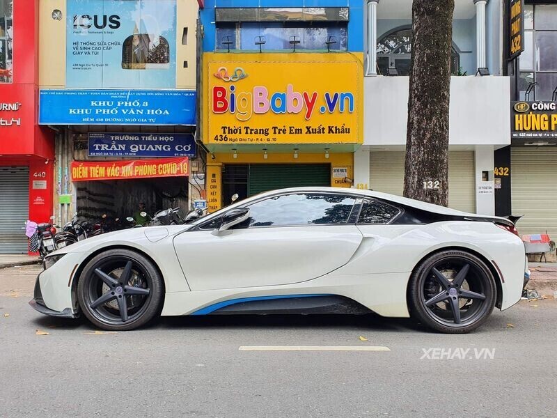 Sài Gòn: Ngắm BMW i8 hầm hố với gói ngoại thất carbon - Con cưng một thời  của đại gia Việt