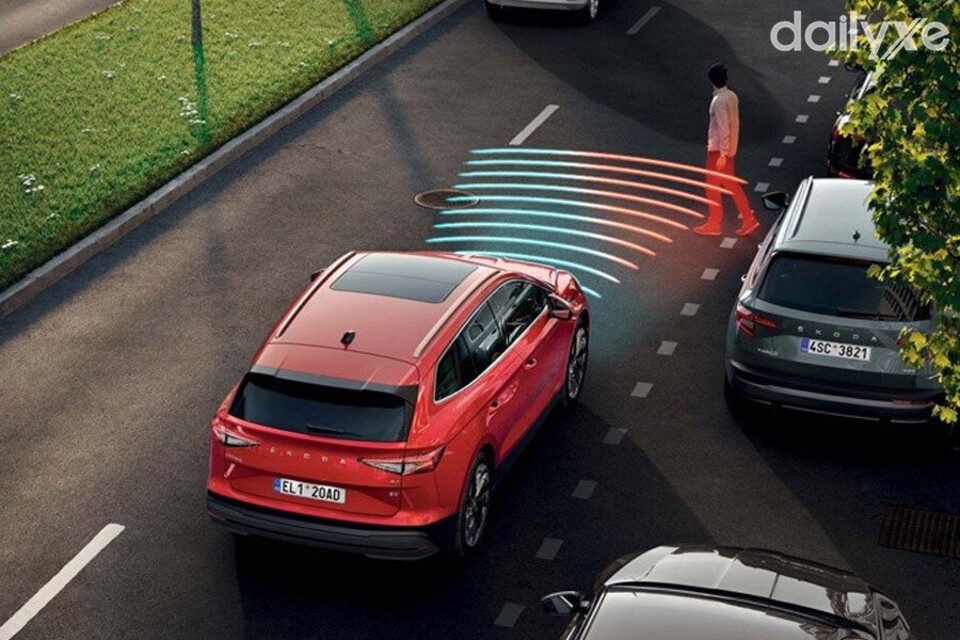 Camera được đặt ở phía trước xe và cảm biến radar bộ phận quan trọng hệ thống phanh thông minh SCBS