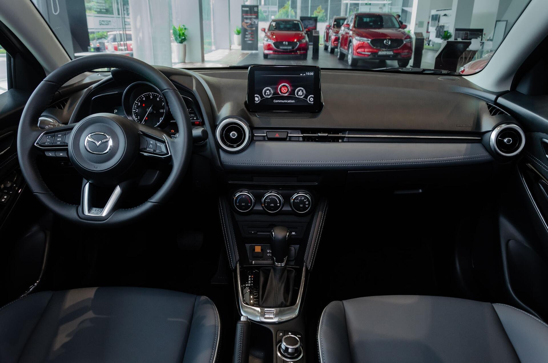 Toàn cảnh khu vực tablo của xe, được trang bị màn hình cảm ứng nhỏ nhằm đáp ứng tốt hơn các nhu cầu lái